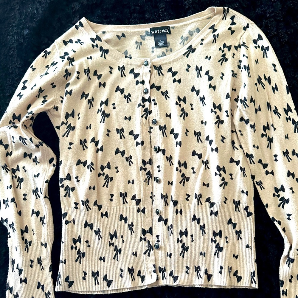 Light sweater bows